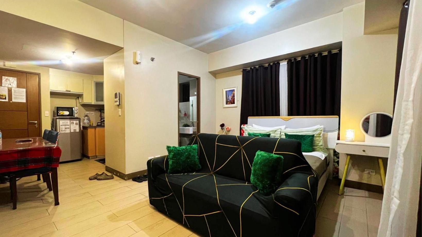 Two Palm Tree Villas Condominium - Studio 8Th Fl With Balcony - Across Terminal 3 Airport Пасай Экстерьер фото